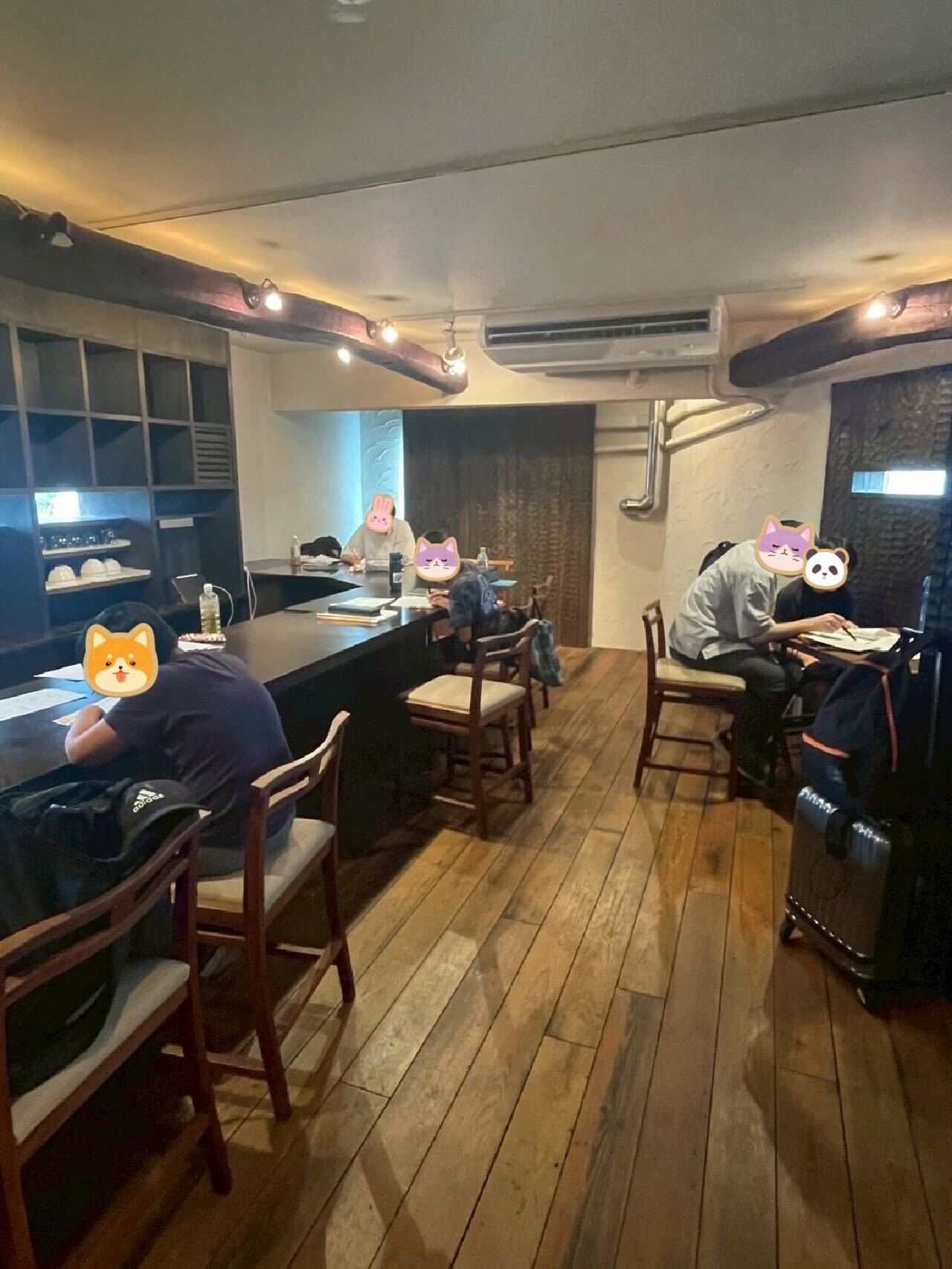 広々とした学習スペースで集中して勉強する様子