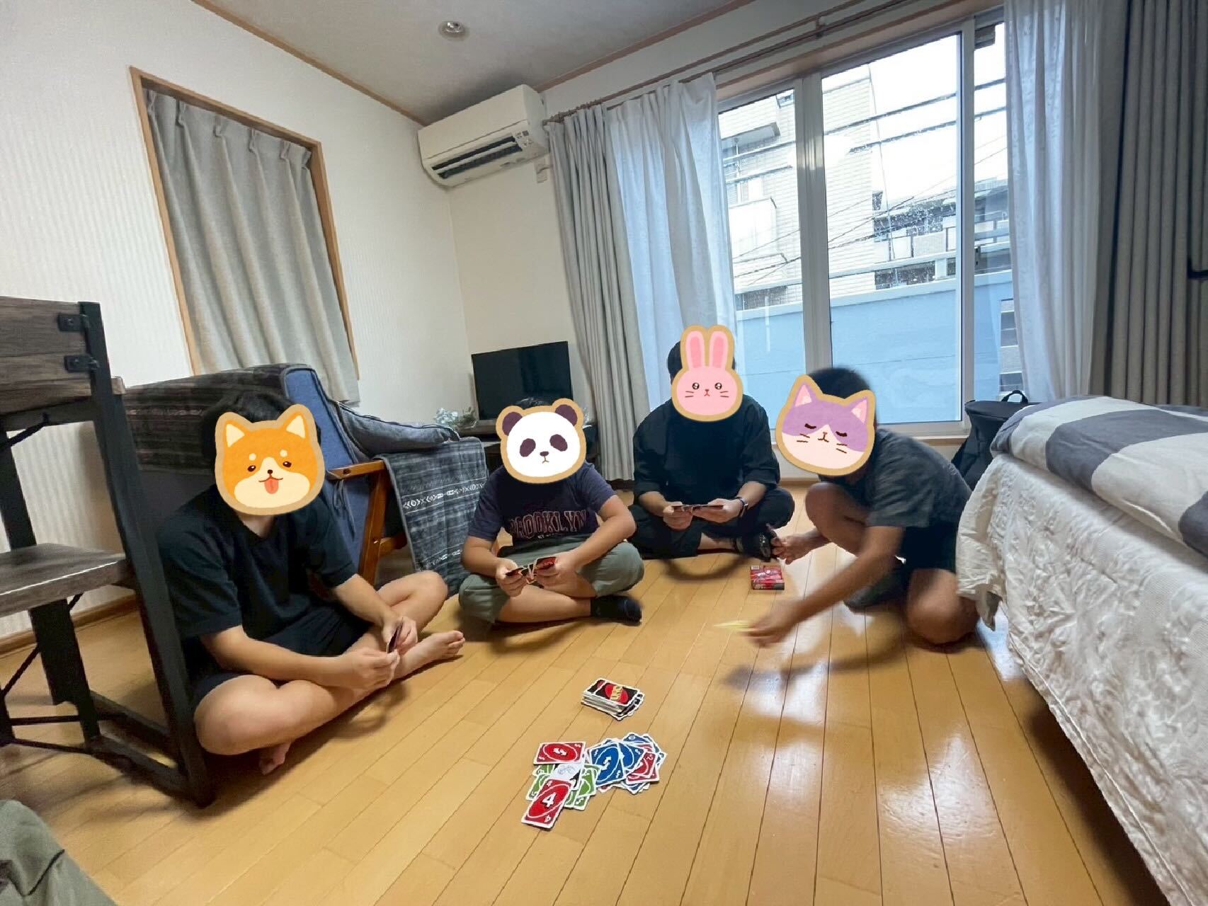 ウノで盛り上がる参加者たち