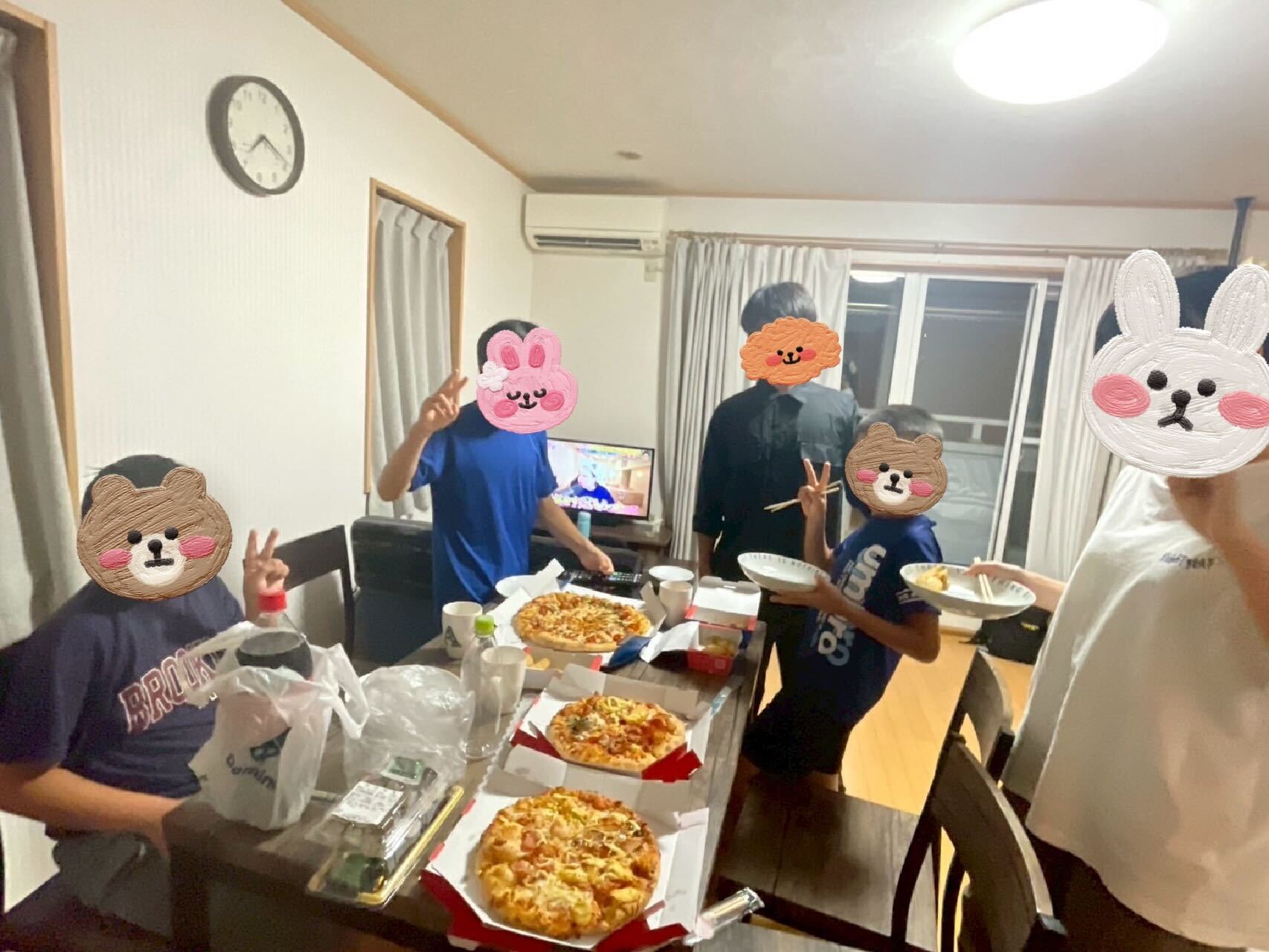 みんなで楽しく食事をする様子