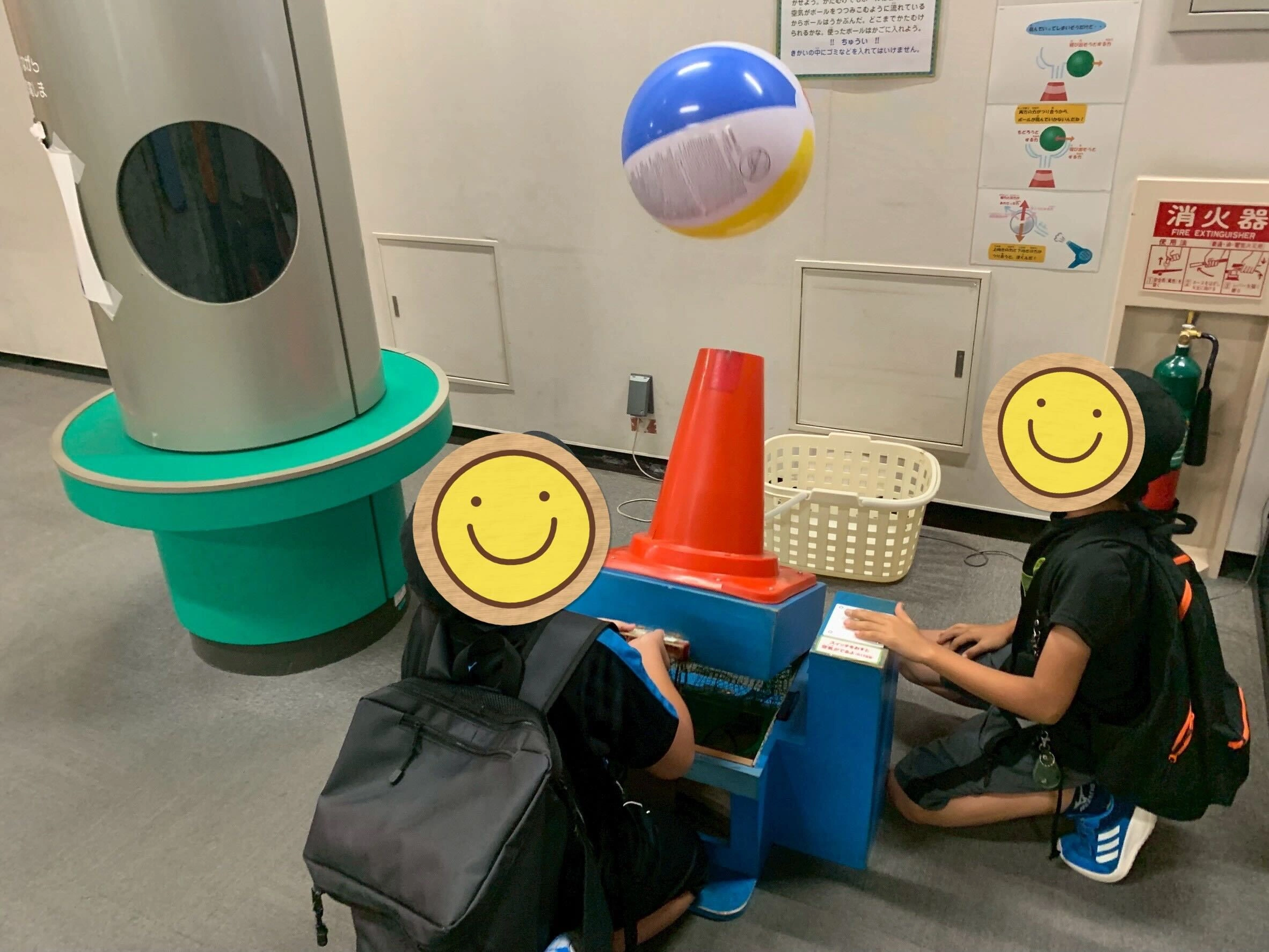 科学館の展示物を見学する参加者たち